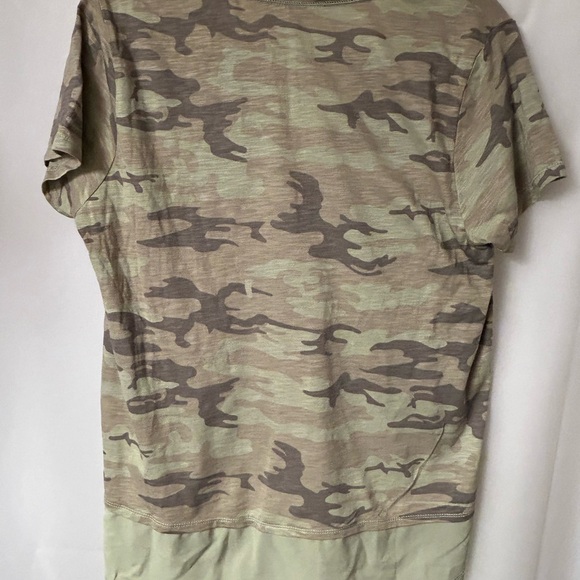 Sanctuary camouflage pattern T-shirt.    ‎    Size extra large. New without tags - Picture 4 of 6